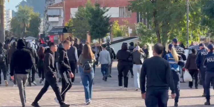 Dita e dytë e protestës në Elbasan: gjimnazistët bojkotojnë mësimin dhe mblidhen në rrugë