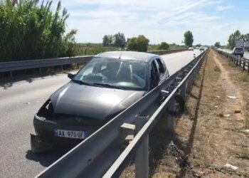 Drejtuesi humb kontrollin dhe mjeti përplaset me barrierën metalike në aksin Pushimi i Shoferit–Lushnje