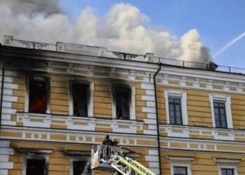 Droni rus godet një shkollë në Kiev; fëmijët shpëtojnë mrekullisht, një i vdekur dhe dy të plagosur