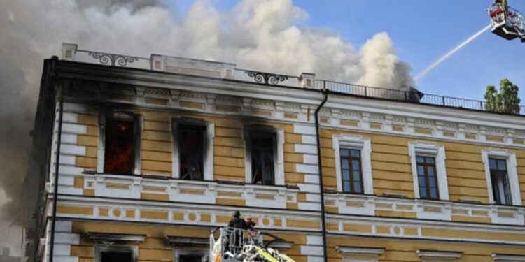 Droni rus godet një shkollë në Kiev; fëmijët shpëtojnë mrekullisht, një i vdekur dhe dy të plagosur