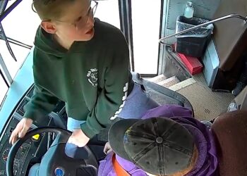 Duhet të ndihmonim — 5 nxënës bëhen heronj pasi drejtuesja e autobusit humbi ndjenjat, shmangin tragjedinë