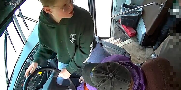 Duhet të ndihmonim — 5 nxënës bëhen heronj pasi drejtuesja e autobusit humbi ndjenjat, shmangin tragjedinë