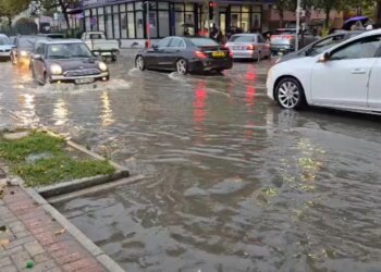 Durrësi nën pushtetin e ujit: përmbyten rrugët, vështirësohet qarkullimi i automjeteve