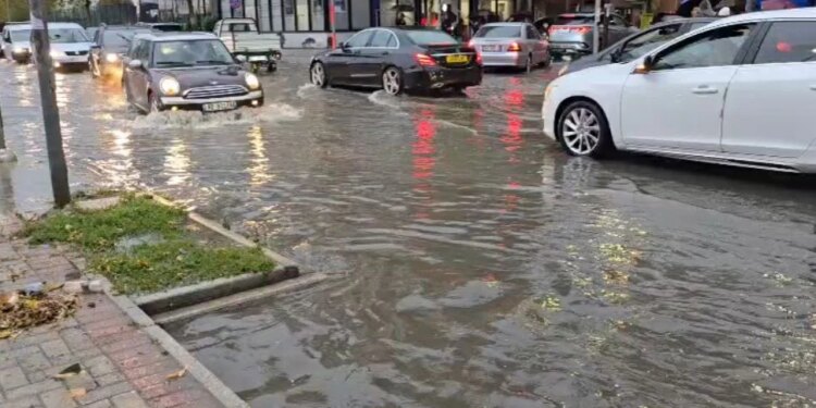 Durrësi nën pushtetin e ujit: përmbyten rrugët, vështirësohet qarkullimi i automjeteve
