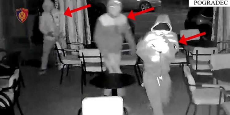Dy persona arrestohen për vjedhje në biznese në Korçë dhe Pogradec; një tjetër shpallet në kërkim