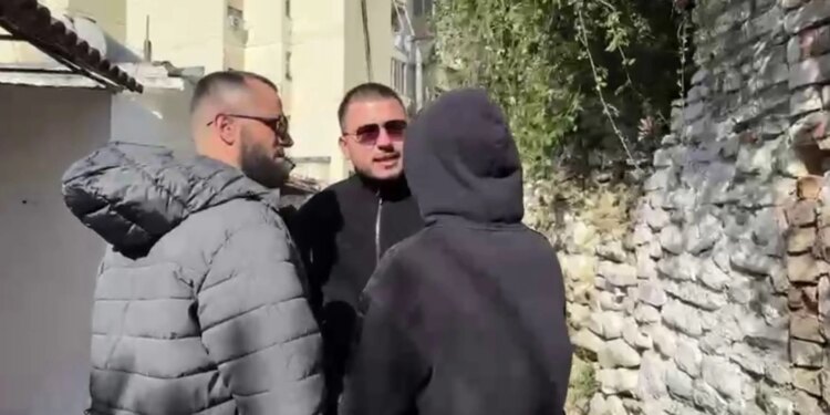 Dy policë civilë ndalojnë të miturin në Elbasan, i kërkojnë heqjen e maskës dhe identifikim; Noka shpërndan videon