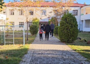Dyshime për helmim në kopshtin e Korçës, analizat e ushqimeve dhe ujit s'zbulojnë ndotje bakteriale; prindërit duan sqarime