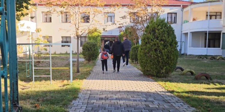 Dyshime për helmim në kopshtin e Korçës, analizat e ushqimeve dhe ujit s'zbulojnë ndotje bakteriale; prindërit duan sqarime