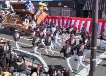 E rëndë në festivalet tradicionale japoneze: dy të vdekur dhe 16 të plagosur, karrocat prej druri përmbysën