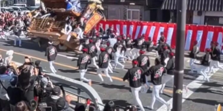 E rëndë në festivalet tradicionale japoneze: dy të vdekur dhe 16 të plagosur, karrocat prej druri përmbysën