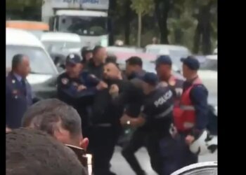 :EMRI/ Vijon përplasja midis protestuesve dhe policisë, një i shoqëruar