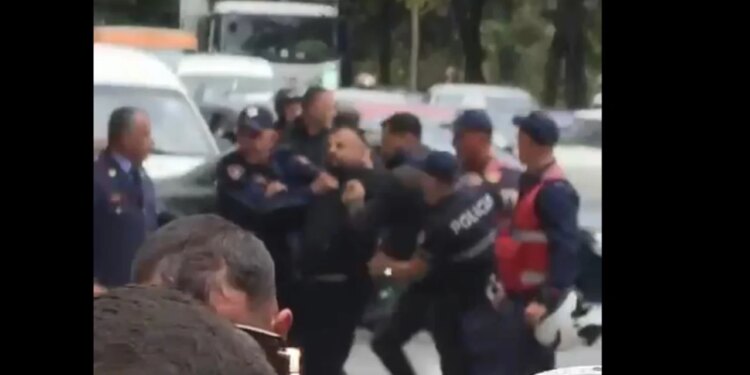 :EMRI/ Vijon përplasja midis protestuesve dhe policisë, një i shoqëruar