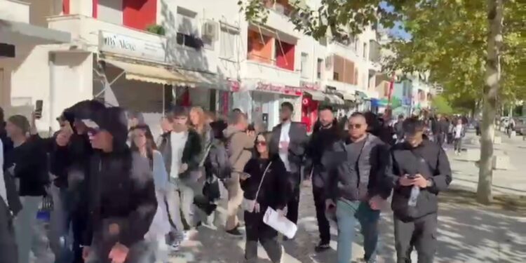 Edhe Vlora i bashkohet protestës, studentët bojkotojnë mësimin dhe nisin marshimin nëpër qytet