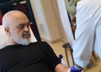 Edhe këtë vit: Rama dhuron gjak dhe ndan pamjet nga nisma e Kryeministrisë