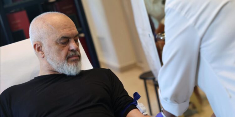 Edhe këtë vit: Rama dhuron gjak dhe ndan pamjet nga nisma e Kryeministrisë