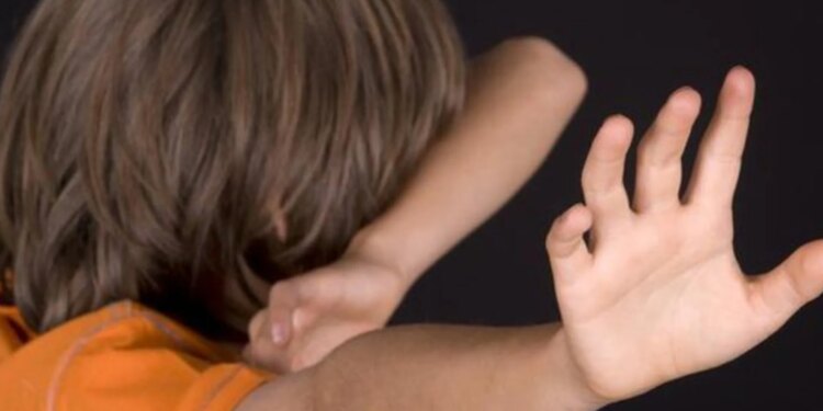 Edukatorja arrestohet pas denoncimit të nënës; dyshohet se dhunoi një 4-vjeçar në një kopsht në Korçë