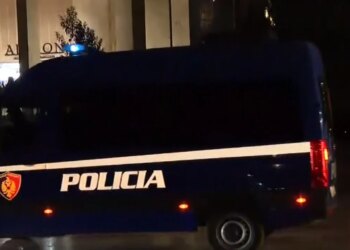 Efektivët drejtohen në qendër të Tiranës; shumë makina policie në sheshin Skënderbej, disa protestues shoqërohen