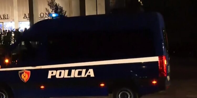 Efektivët drejtohen në qendër të Tiranës; shumë makina policie në sheshin Skënderbej, disa protestues shoqërohen