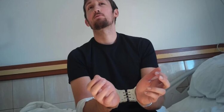 Ekskluzive Fiks Fare: Klevi Metaj i prangosur nga shtrati spitalor rrëfen përballjen me 6 policët: Më qëlluan vazhdimisht