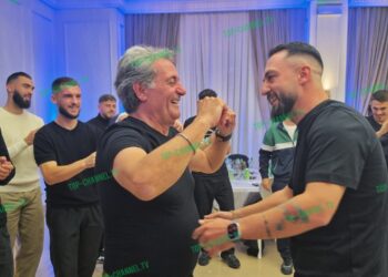 Ekskluzive/ Nga e njëjta pankinë, tani përballë: përqafimi “i fundit” babë e bir para duelit në kampionat (VIDEO)