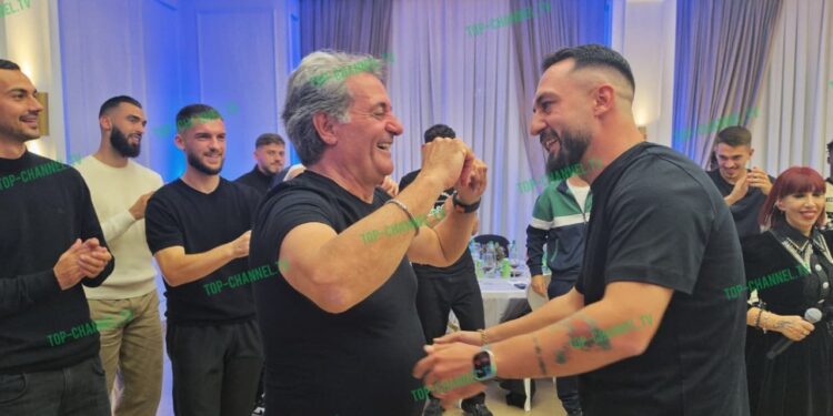 Ekskluzive/ Nga e njëjta pankinë, tani përballë: përqafimi “i fundit” babë e bir para duelit në kampionat (VIDEO)