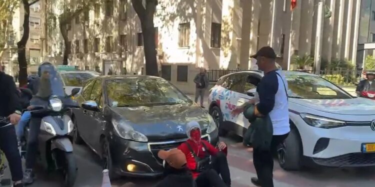 Ende pa u grumbulluar plotësisht protestuesit në Tiranë, policia nis shoqërimet; rinia me maska bllokon Myslym Shyrin