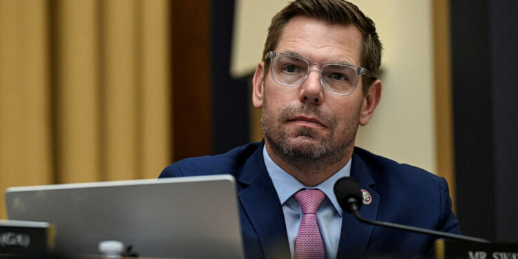 FBI bastis një banesë në Kaliforni në kuadër të hetimit ndaj ish-kongresmenit amerikan Eric Swalwell për ngacmim seksual