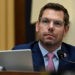 FBI bastis një banesë në Kaliforni në kuadër të hetimit ndaj ish-kongresmenit amerikan Eric Swalwell për ngacmim seksual
