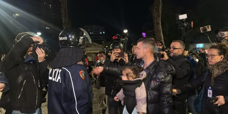 FOTO/ Babai shfaqet me vajzën e vogël ndërmjet protestuesve dhe policisë