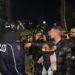 FOTO/ Babai shfaqet me vajzën e vogël ndërmjet protestuesve dhe policisë