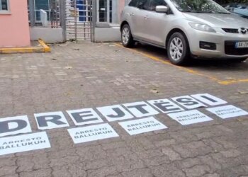 FOTO/ Drejtësi, arrestoni Ballukun — protestë para SPAK për ish-zv.kryeministren