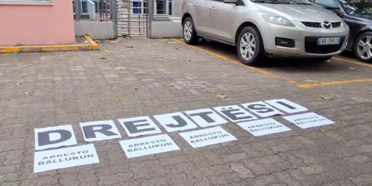 FOTO/ Drejtësi, arrestoni Ballukun — protestë para SPAK për ish-zv.kryeministren