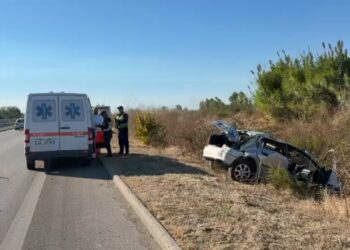 FOTO/ Në bypass-in e Fierit makina del nga rruga, drejtuesi i mjetit transportohet në spital