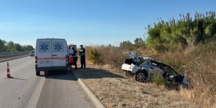 FOTO/ Në bypass-in e Fierit makina del nga rruga, drejtuesi i mjetit transportohet në spital