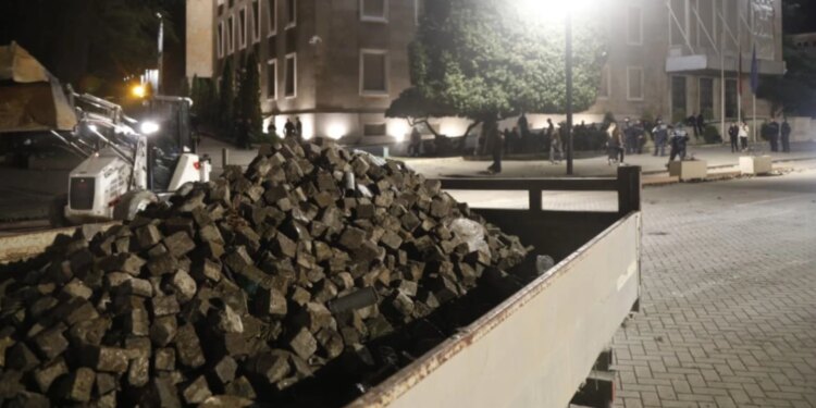 FOTO/ Pas betejës disa orëshe, gjendja e bulevardit dhe një kamionçinë e mbushur me gurë