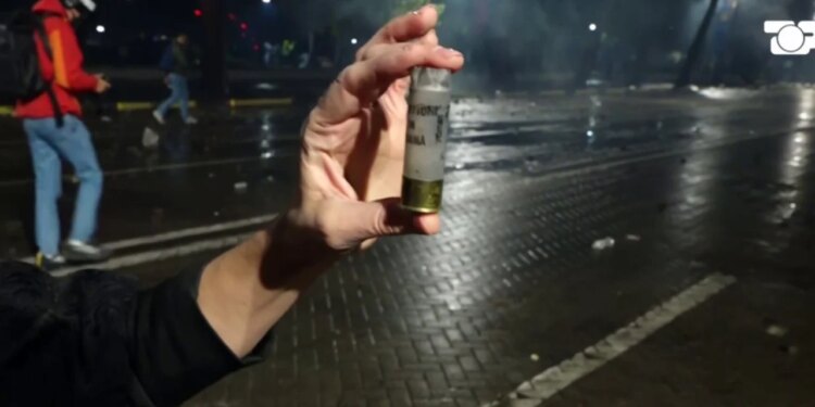 FOTO: Policia vijon të përdorë plumba gome ndaj protestuesve — gëzhoja e gjendur në bulevard