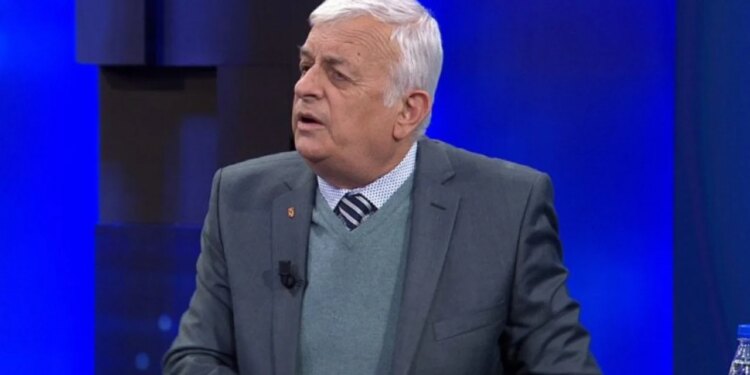 Fejton: E takoi apo s’e takoi xhanëm? Shoku Sali pret një ftesë për takim nga ambasadori amerikan