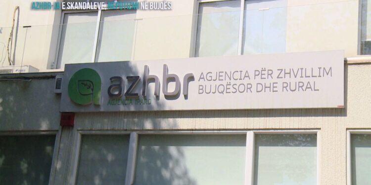 Fiks Fare/ Nepotizmi në bujqësi: Drejtoresha Ardita Kuçi pagoi fermerin që bëri projektin për punonjësen e AZHBR-së