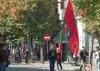 Fillon tensioni në Tiranë: protestues hedhin gurë ndaj policisë, efektivët përgjigjen me gaz lotsjellës
