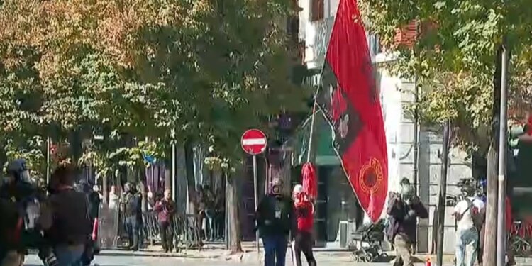 Fillon tensioni në Tiranë: protestues hedhin gurë ndaj policisë, efektivët përgjigjen me gaz lotsjellës