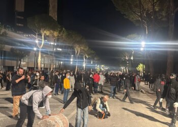 Fishekzjarre para Kryeministrisë, policia u bën thirrje protestuesve: Largoni fëmijët nga rruga dhe ndaloni veprimet e dhunshme