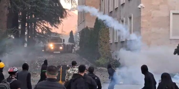 Flakët dhe përplasjet nga protesta në Tiranë, zëvendëskryeministrja: Shqipëria nuk ka nevojë të digjet për ndryshim