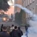 Flakët dhe përplasjet nga protesta në Tiranë, zëvendëskryeministrja: Shqipëria nuk ka nevojë të digjet për ndryshim