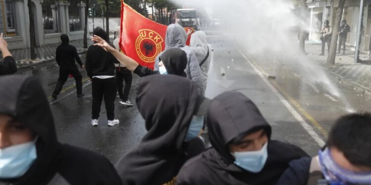 Flamuri i UÇK-së në protestën e Tiranës, reagon Organizata e Veteranëve: Simbol i lirisë, jo dhunë e shkatërrim