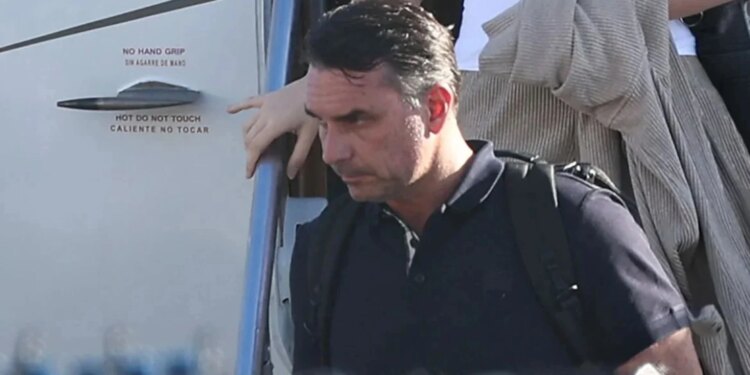 Flavio Bolsonaro thotë: U largova për t’i shpëtuar persekutimit pas humbjes në zgjedhje; tregon bisedën me të atin