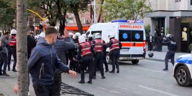 Forcat e policisë shtohen pranë Ministrisë së Ekonomisë, shoqërohet forcërisht një protestues