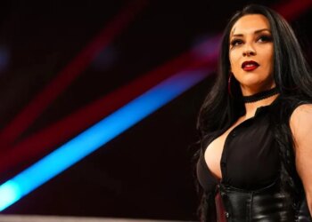 Foto/ Kampionia e Botës në WWE thyen rrjetin, veshur vetëm me titullin ndërsa provokon kundërshtaren