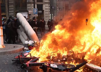 Franca në flakë: 550 mijë protestues, 1,200 arrestime, 150 efektivë të plagosur; 17-vjeçari humb dorën në Saint-Etienne
