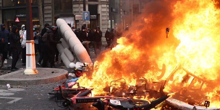 Franca në flakë: 550 mijë protestues, 1,200 arrestime, 150 efektivë të plagosur; 17-vjeçari humb dorën në Saint-Etienne