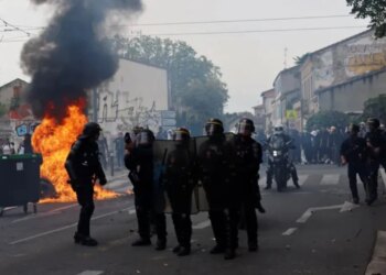 Franca në kaos: Protestat e nxënësve detyrojnë mbylljen e deri në 500 shkollave, mbi 5 mijë të arrestuar